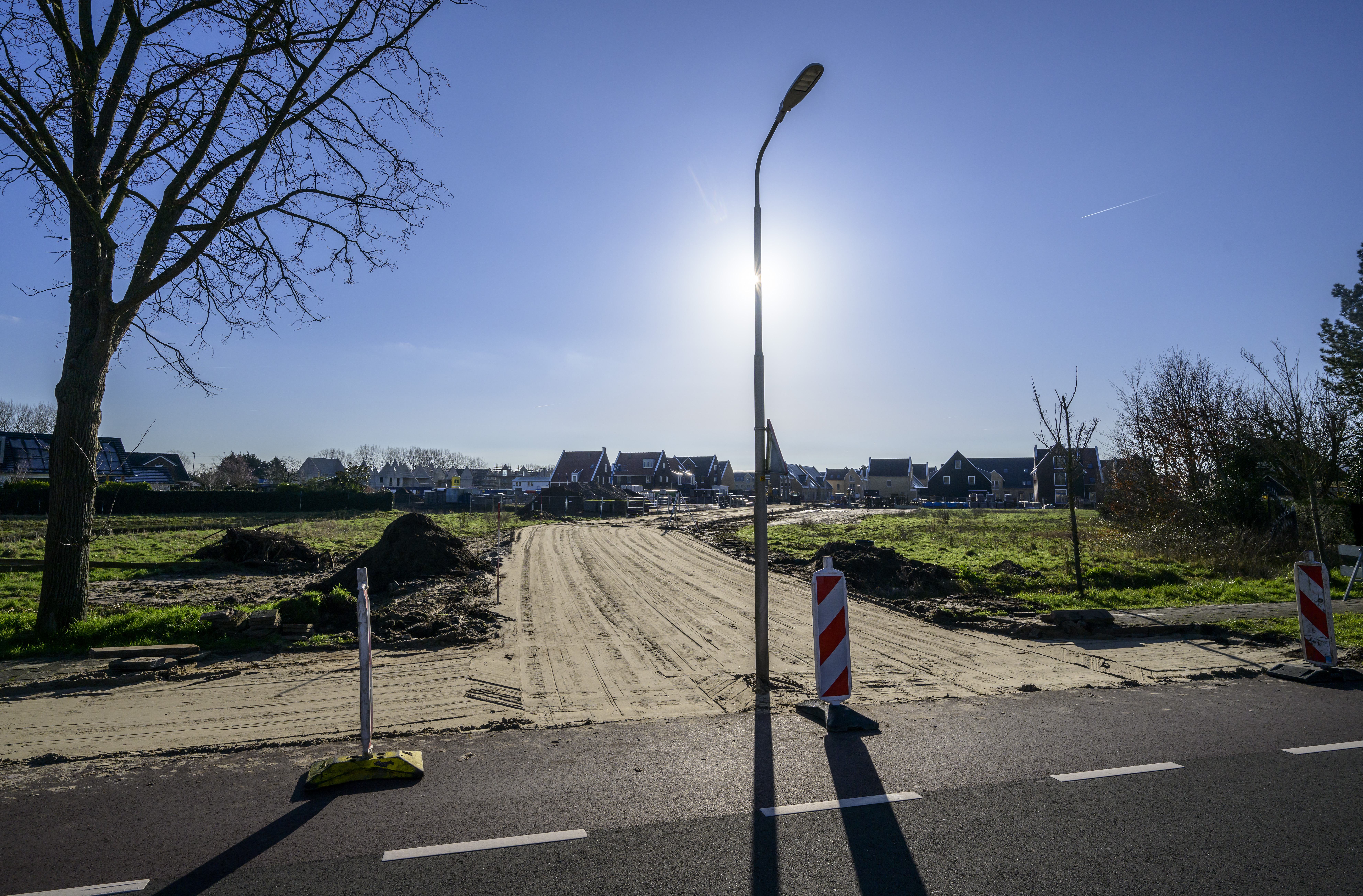 Hij staat een beetje in de weg: lantaarnpaal midden op nieuwe weg in Velserbroek